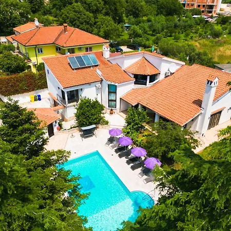 Holiday home Belvue With Private Parking & Pet Friendly *